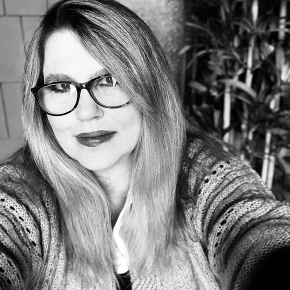 Meet your Posher, Christina - Picture 2 of 4